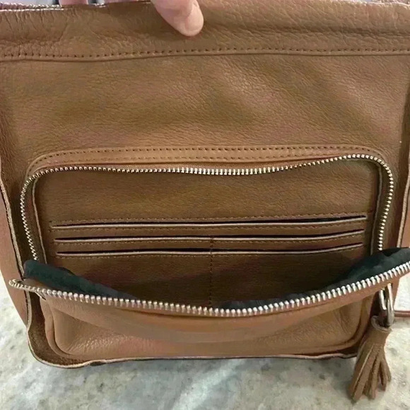 Sanctuary Women’s Crossbody purse light brown. 100%leather magnetic top closure - Picture 3 of 11